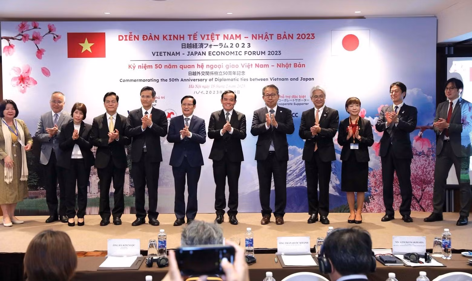 Lors de la conférence économique de haut niveau célébrant le 50e anniversaire de l’établissement des relations diplomatiques entre le Vietnam et le Japon. Photo : baoquocte