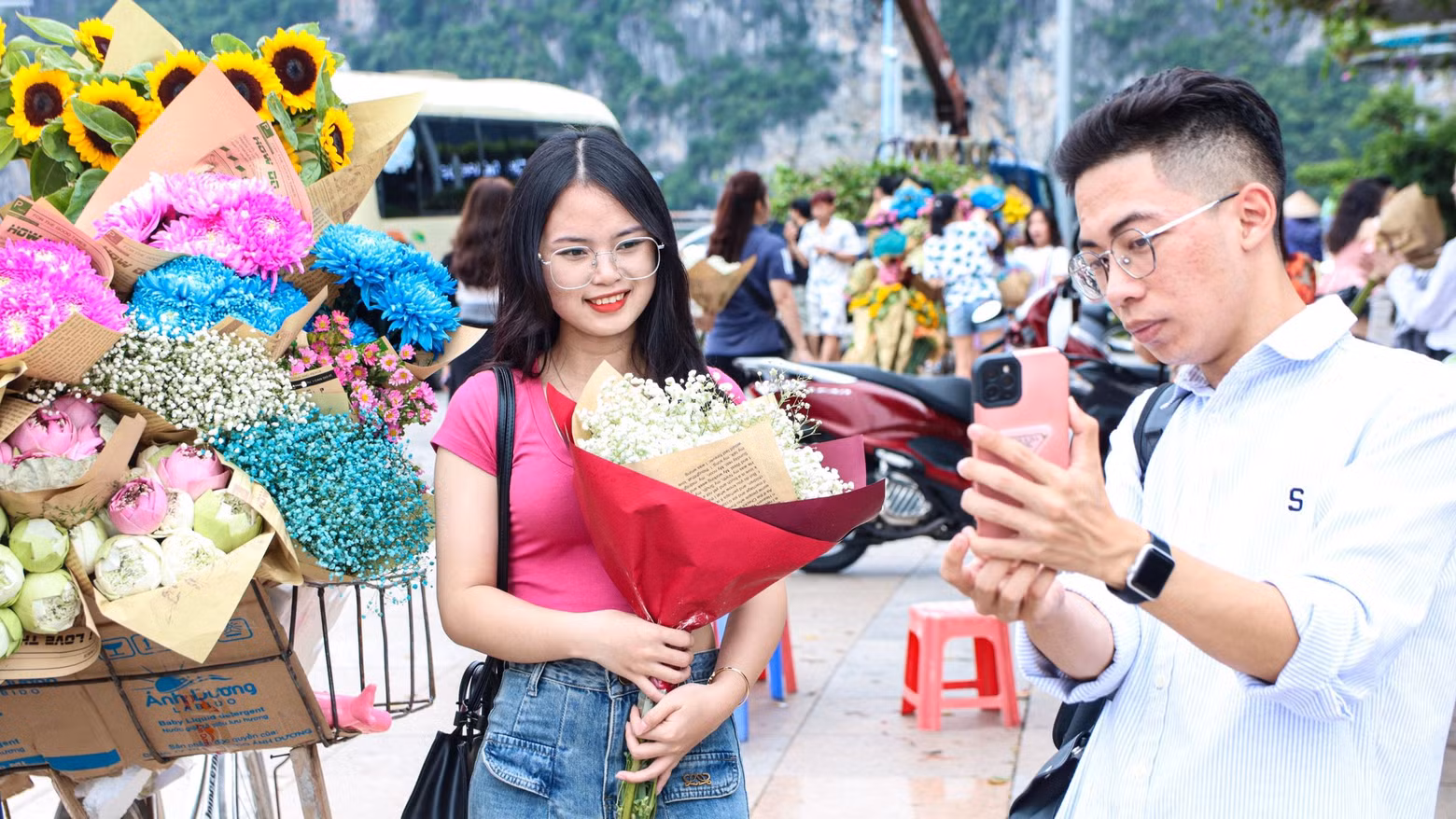 Après avoir visité le musée de Quang Ninh, un groupe d’amis a décidé de prendre des photos, car ils ont été impressionnés par les couleurs des fleurs. Photo: daidoanket Après avoir visité le musée de Quang Ninh, un groupe d’amis a décidé de prendre des photos, car ils ont été impressionnés par les couleurs des fleurs. Photo: daidoanket
