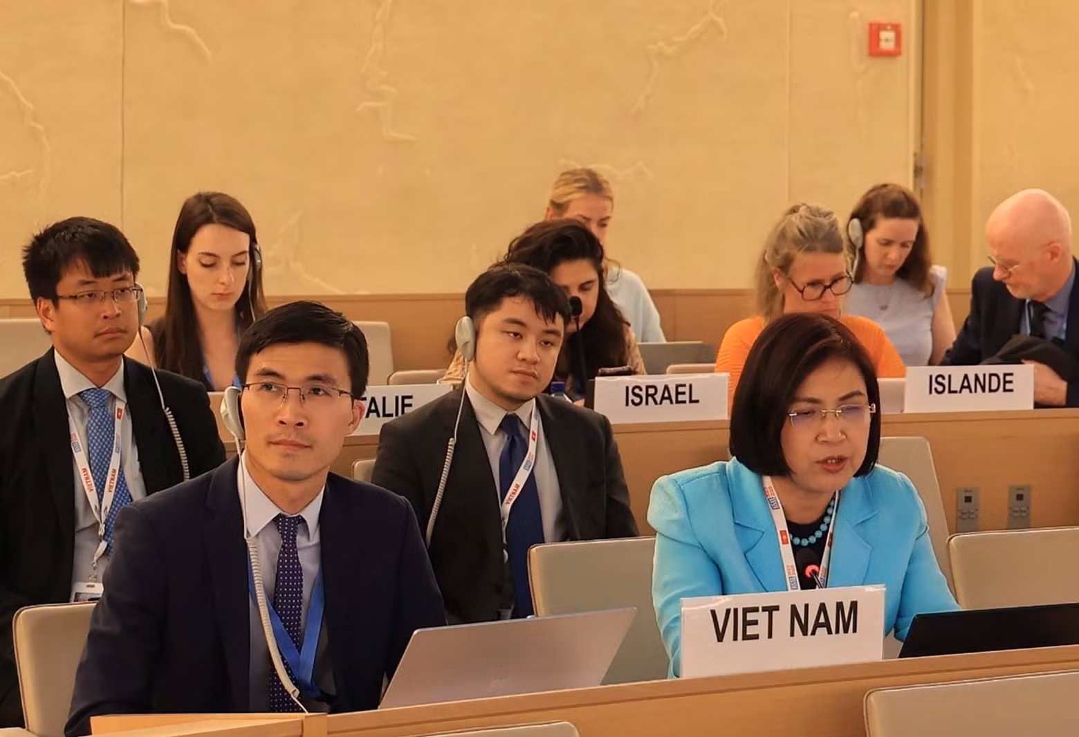 L’ambassadrice Le Thi Tuyet Mai (veste bleue), cheffe de la Mission permanente du Vietnam auprès de l’ONU, de l’OMC et d’autres organisations internationales à Genève, prend la parole lors d’une séance de dialogue avec le Haut-Commissaire des Nations Unies sur le rapport annuel sur les droits de l'homme. Photo : VNA