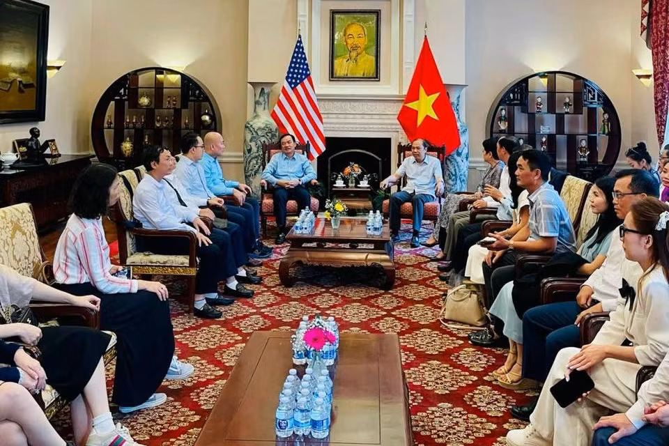Le 25 juin, l’ambassadeur du Vietnam aux États-Unis, Nguyen Quoc Dung, ainsi que le personnel de l’ambassade ont accueilli et travaillé avec la délégation commerciale vietnamienne. Photo : congthuong