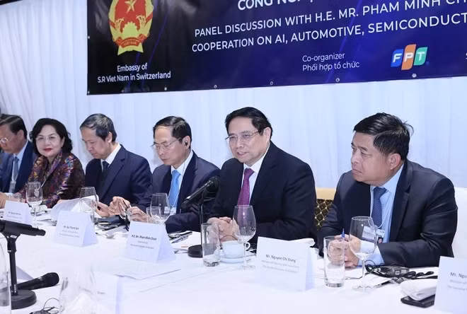 Le Premier ministre vietnamien, Pham Minh Chính (2e, de droite à gauche), a participé ce mardi à une table-ronde sur la coopération entre les entreprises mondiales dans les domaines du développement de l'Intelligence Artificielle (IA), de la technologie automobile, des semi-conducteurs et des écosystèmes. Photo : Duong Giang/VNA.