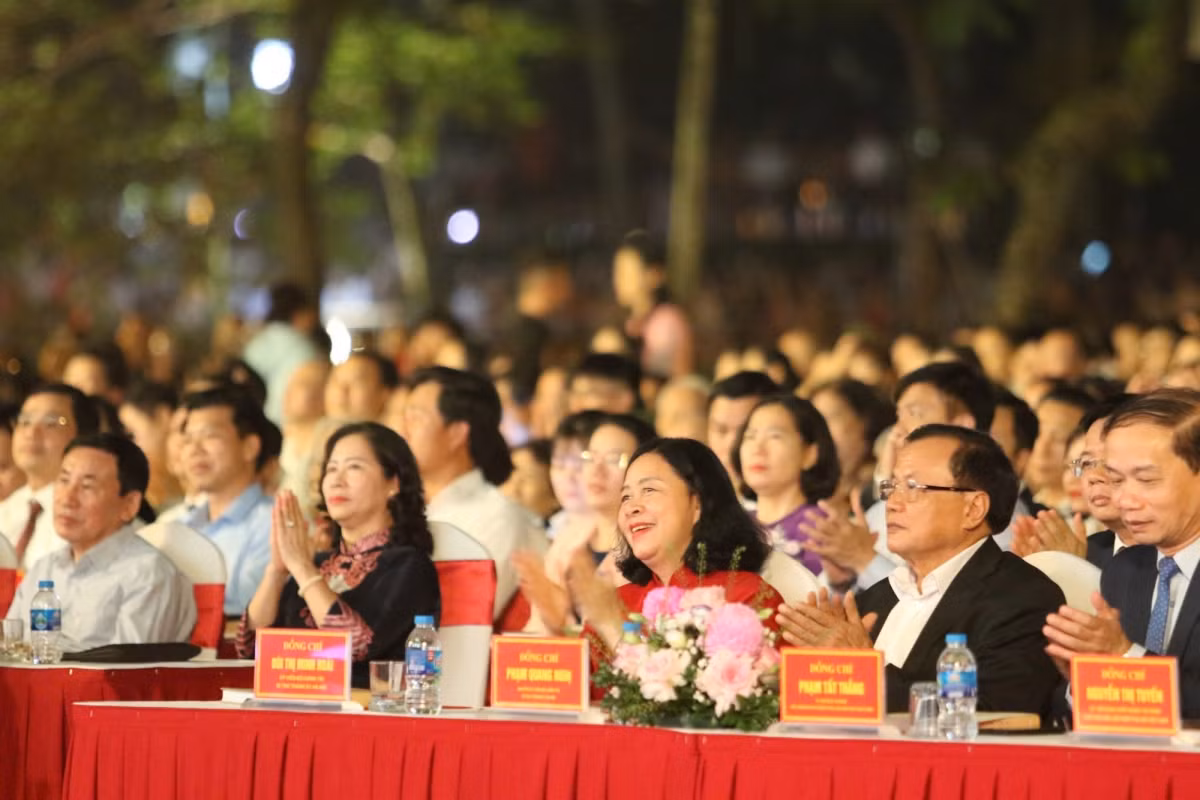 La secrétaire du Parti de la ville de Hanoi, Bui Thi Minh Hoai (au centre), et les délégués assistent à la cérémonie.