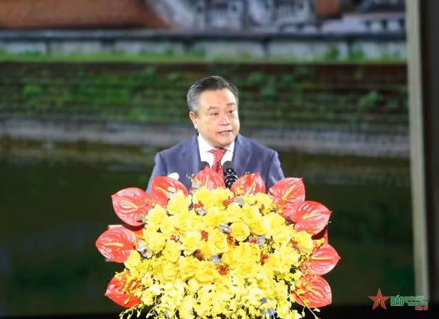 Le président de la ville de Hanoi, Tran Sy Thanh, prend la parole lors de la cérémonie.