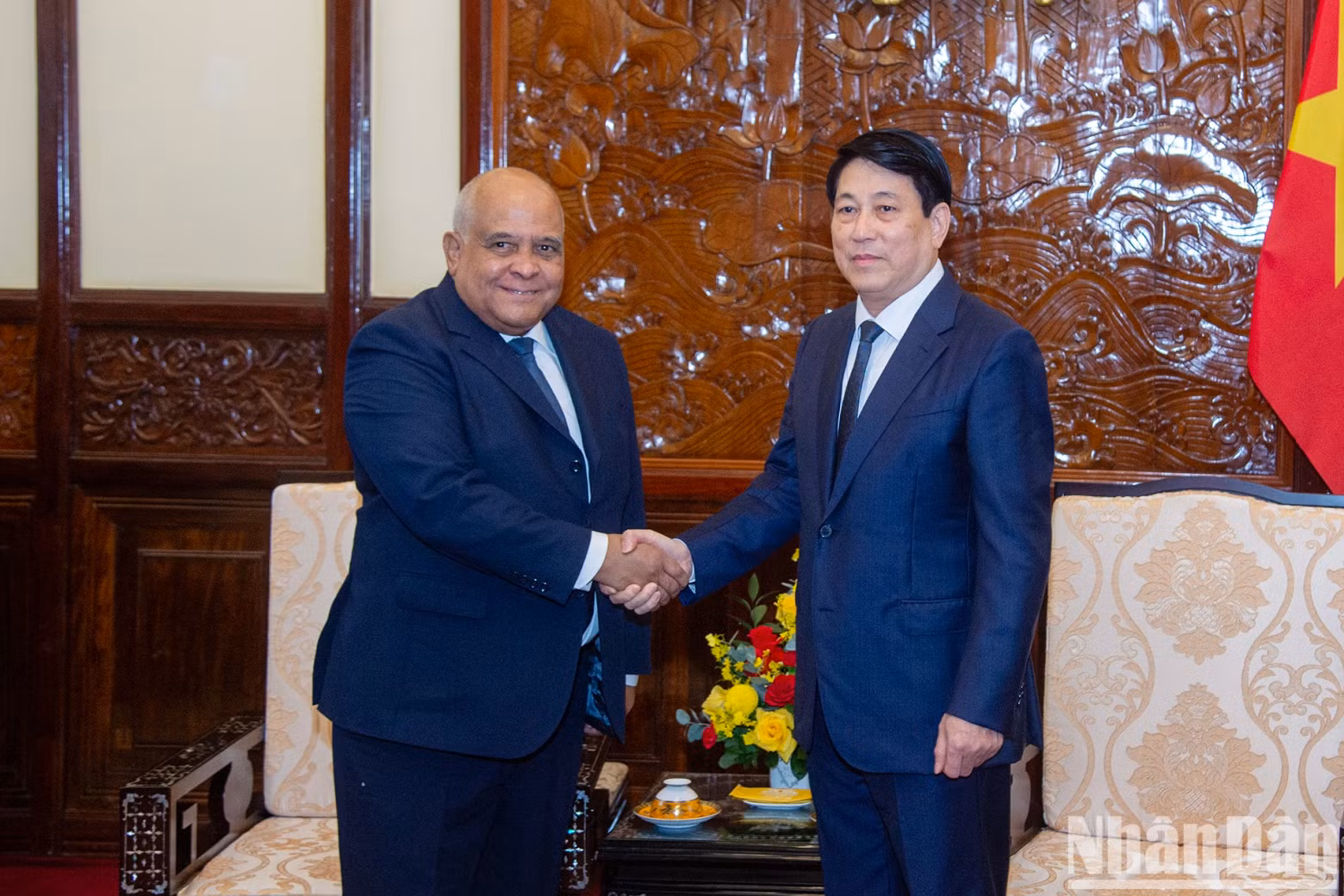 Le président Luong Cuong (à droite) serre la main de l’ambassadeur de Cuba au Vietnam Orlando Nicolás Hernández Guillén, à Hanoi, le 7 novembre. Photo : NDEL.