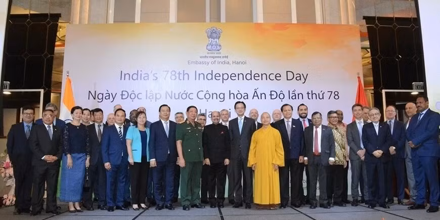 Le vice-ministre des Affaires étrangères Dô Hung Viêt, l'ambassadeur indien au Vietnam Sandeep Arya et les délégués à l'occasion du 78e anniversaire de l'indépendance de l'Inde, dans la soirée du 16 août à Hanoï. Photo : baoquocte:vn Le vice-ministre des Affaires étrangères Dô Hung Viêt, l'ambassadeur indien au Vietnam Sandeep Arya et les délégués à l'occasion du 78e anniversaire de l'indépendance de l'Inde, dans la soirée du 16 août à Hanoï. Photo : baoquocte:vn