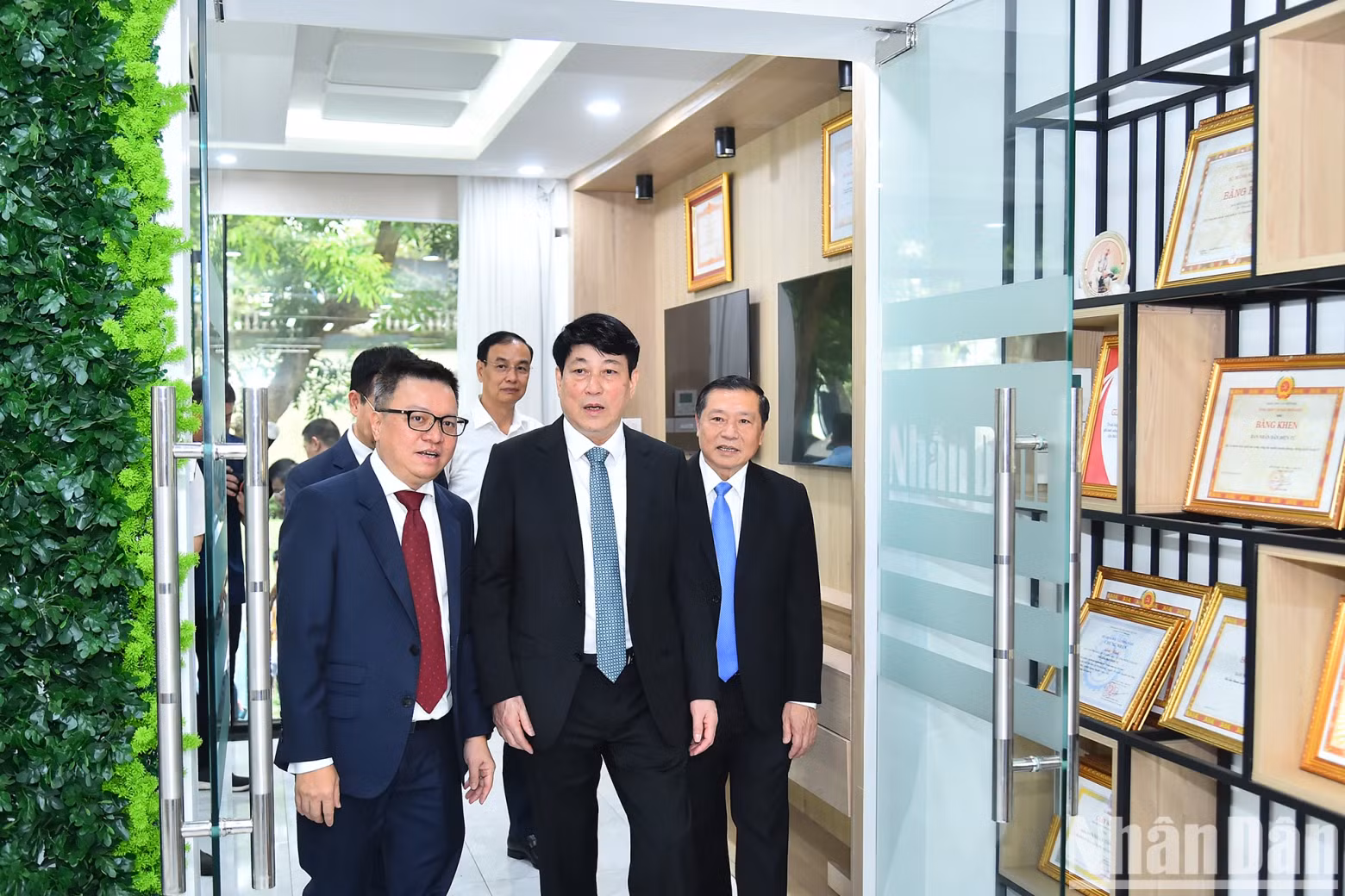 Le camarade Luong Cuong a également visité la salle de rédaction multimédia du journal Nhân Dân en ligne. Photo : nhandan.vn