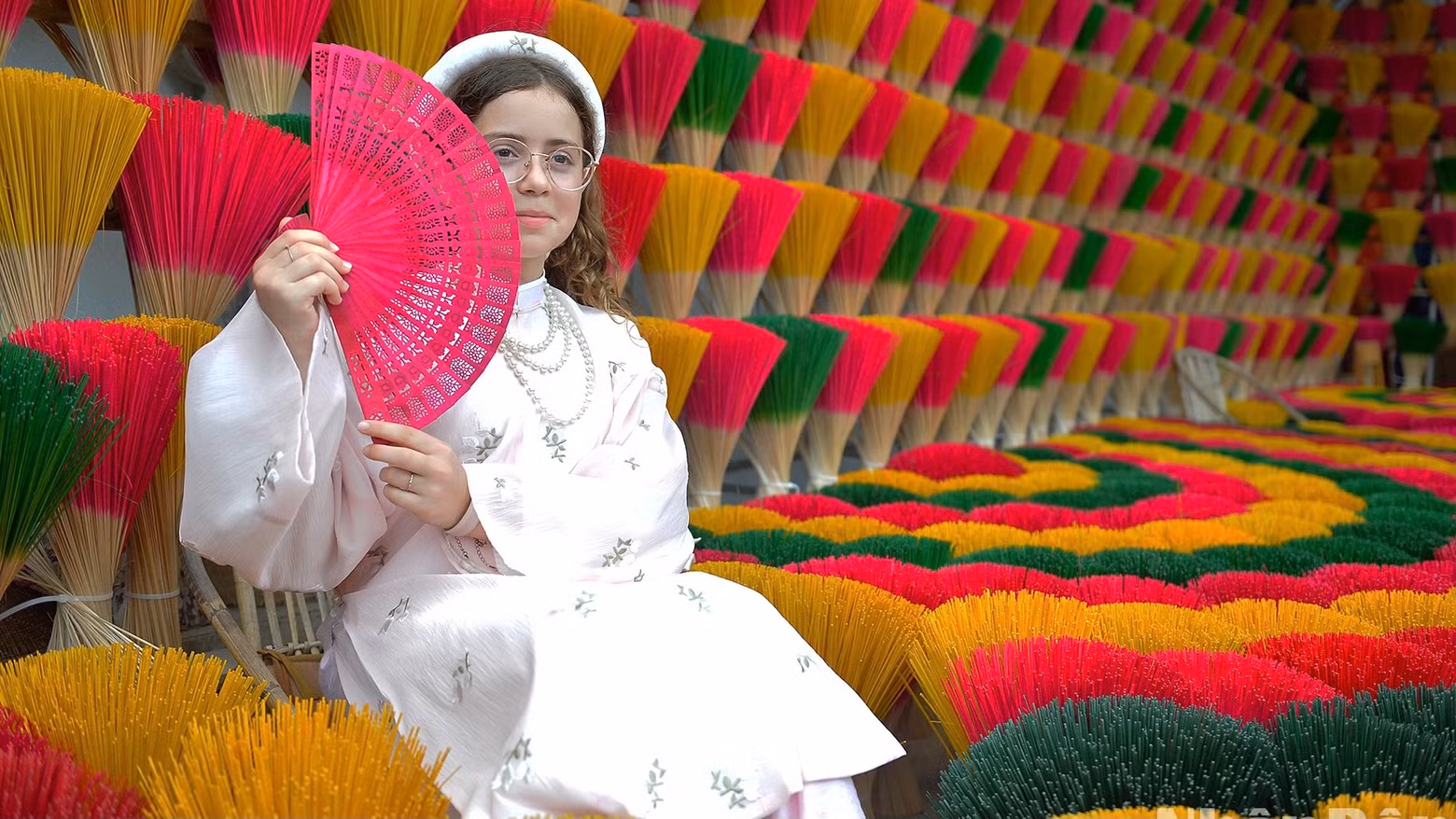 Dans le village de l'encens de Thuy Xuân, ces dernières années, en plus de l'artisanat traditionnel, les familles d'artisans ont proposé le service de location de costumes anciens permettant aux visiteurs de faire preuve de créativité avec les bouquets d'encens. Photo : nhandan.vn