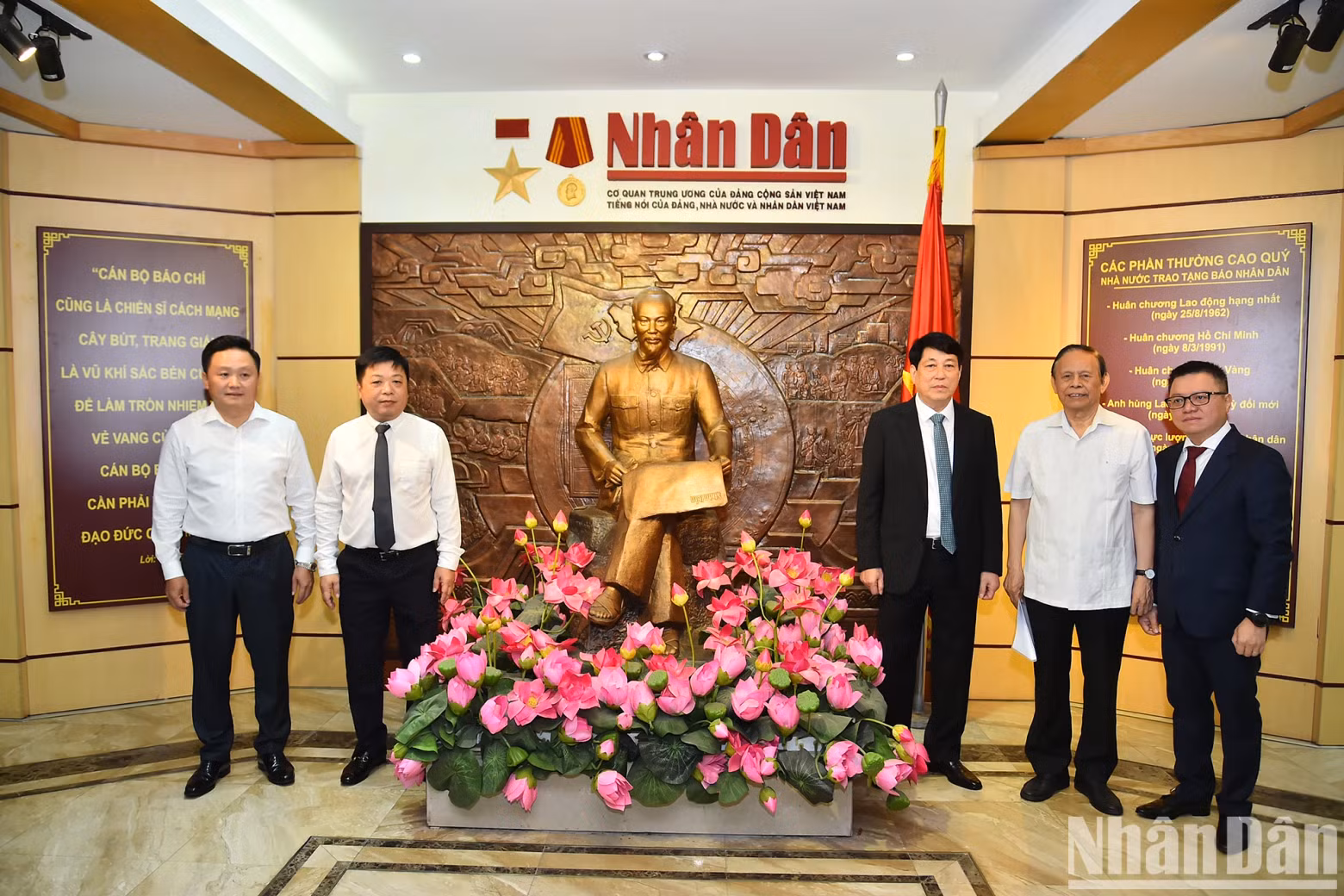 Le camarade Luong Cuong a visité la Maison des traditions du journal Nhân Dân. Photo : nhandan.vn