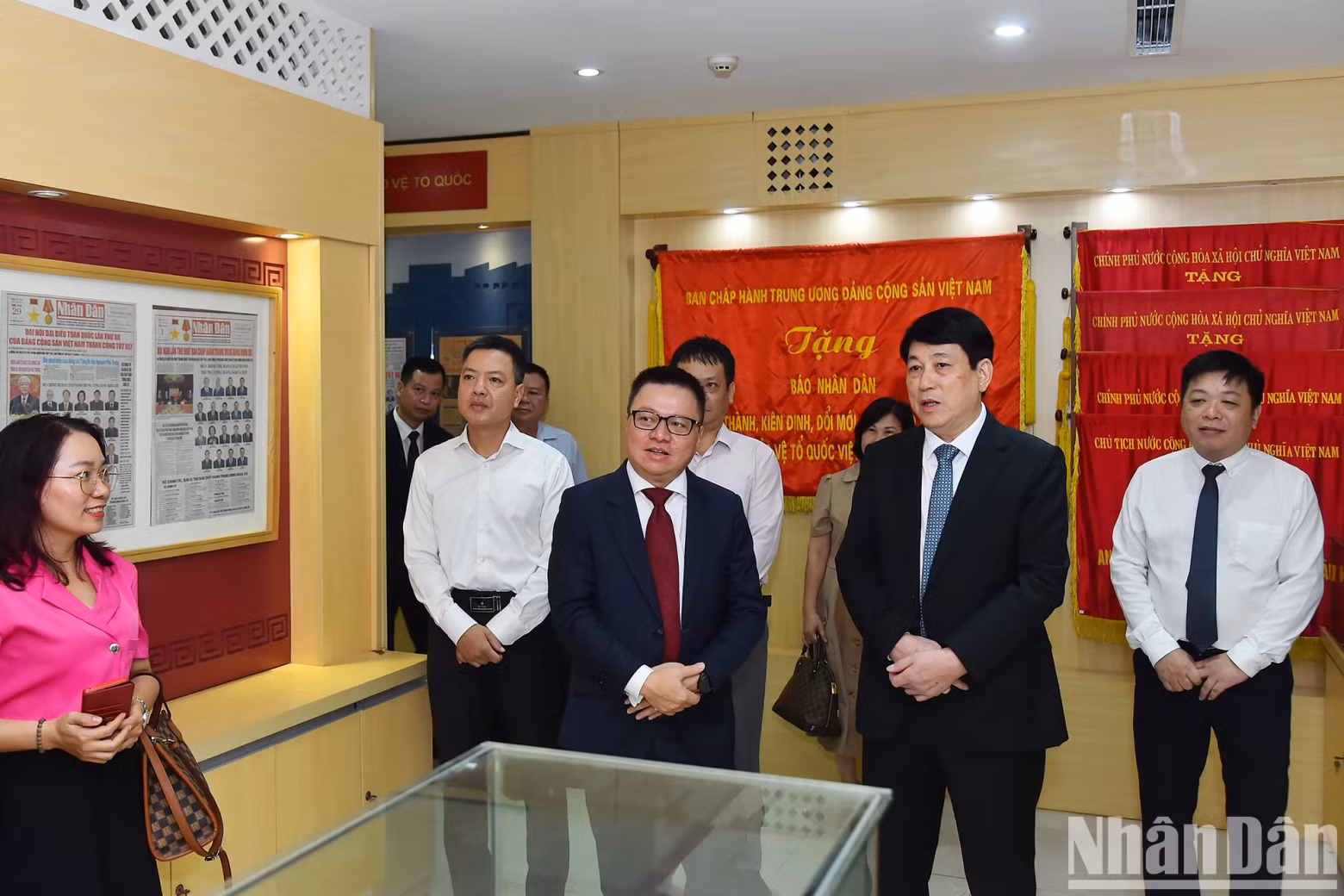 Le camarade Lê Quôc Minh a présenté au camarade Luong Cuong l’histoire du développement du journal Nhân Dân. Photo : nhandan.vn