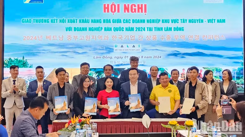 Plus de 40 accords de coopération ont été signés entre des entreprises sud-coréennes et celles de la région du Tây Nguyên. Photo : nhandan.vn