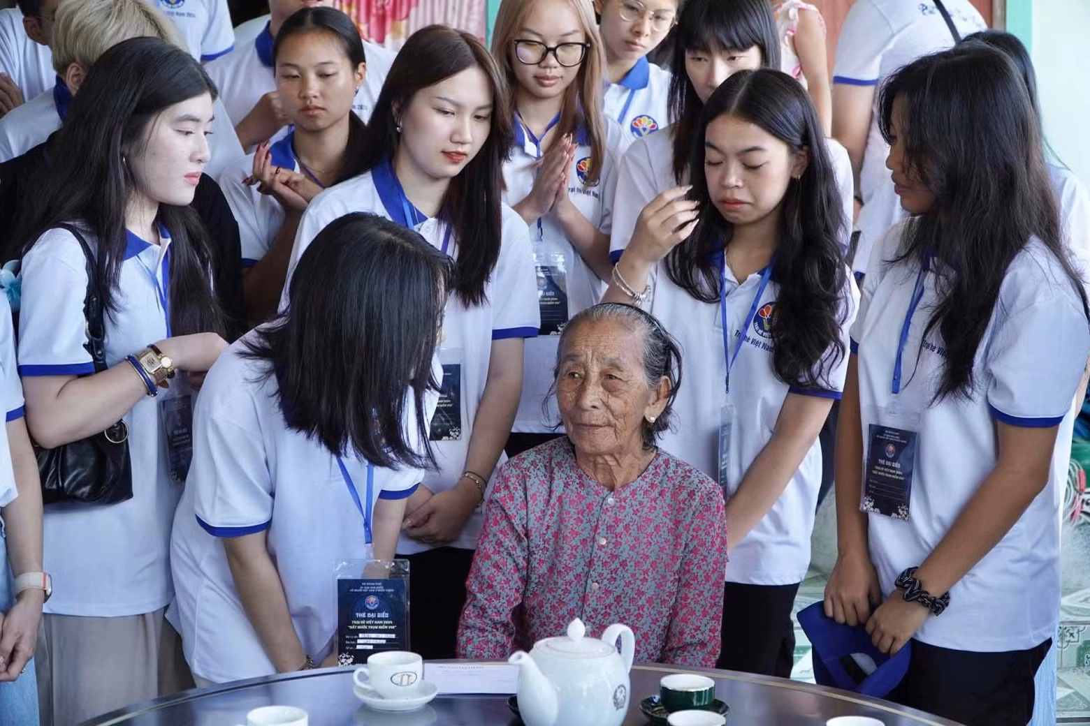 Des jeunes discutent avec une Mères héroïque vietnamienne. Photo : baoquocte.vn
