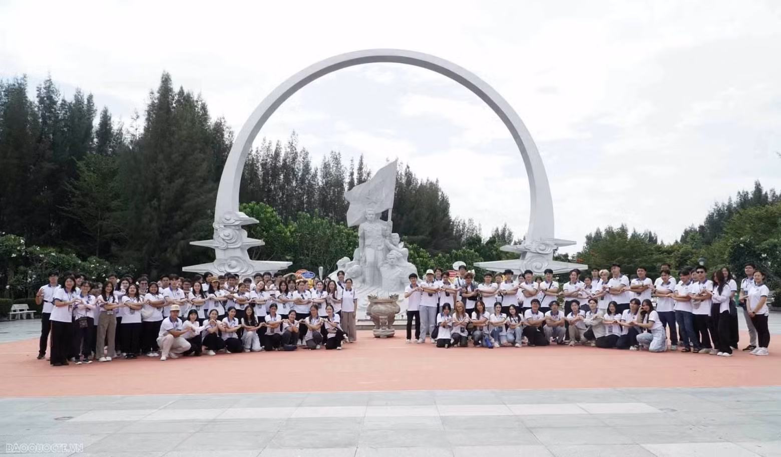 Des jeunes visitent et offrent de l'encens sur le site commémoratif des soldats de Gac Ma. Photo : baoquocte.vn