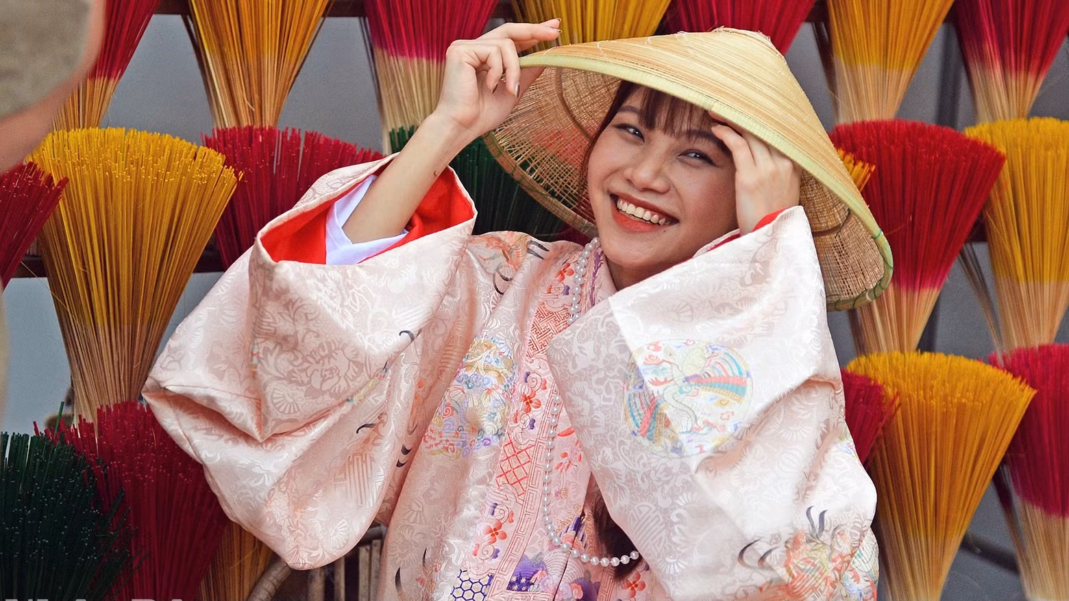 Ces dernières années, les jeunes ont accordé une attention particulière aux costumes anciens. Photo : nhandan.vn