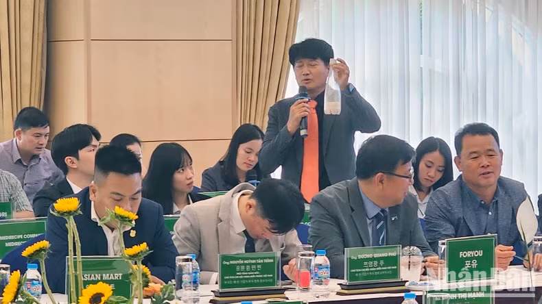Un représentant de l'Institut de recherche de la province de JeonNam partage son expérience dans la promotion des marques de produits. Photo : nhandan.vn