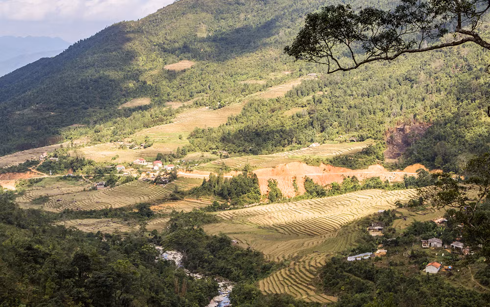 Le village est niché entre de hautes montagnes, offrant aux voyageurs des paysages magnifiques. Photo : baoquangninh.vn