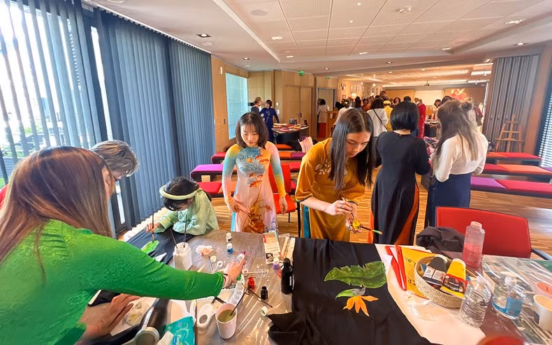 Les participants décorent eux-mêmes les ao dai. Photo : NDEL Les participants décorent eux-mêmes les ao dai. Photo : NDEL