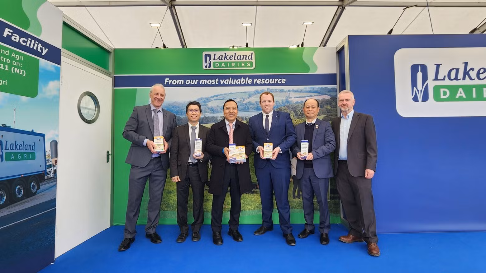 L’ambassadeur du Vietnam au Royaume-Uni, Nguyen Hoang Long, lors du pavillon vietnamien au Balmoral Show 2023. Photo : VNA