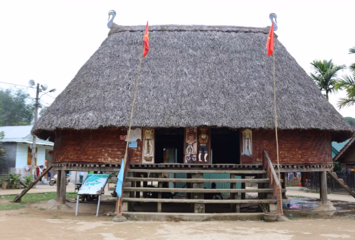 Une maison du village de Ta Lang est non seulement une destination touristique attractive, mais aussi un rappel aux jeunes générations de toujours se souvenir de l'identité culturelle de leur ethnie. Photo: VOV