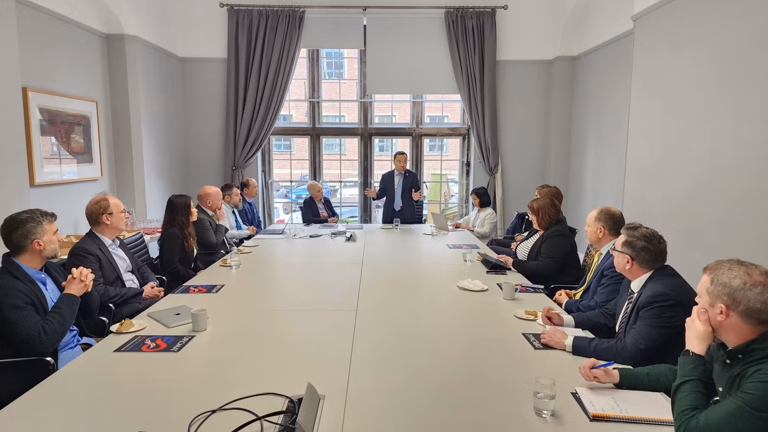 L’ambassadeur du Vietnam au Royaume-Uni, Nguyen Hoang Long, prend la parole lors de la Conférence sur la coopération en matière d'éducation entre le Vietnam et l'Irlande du Nord. Photo : VNA