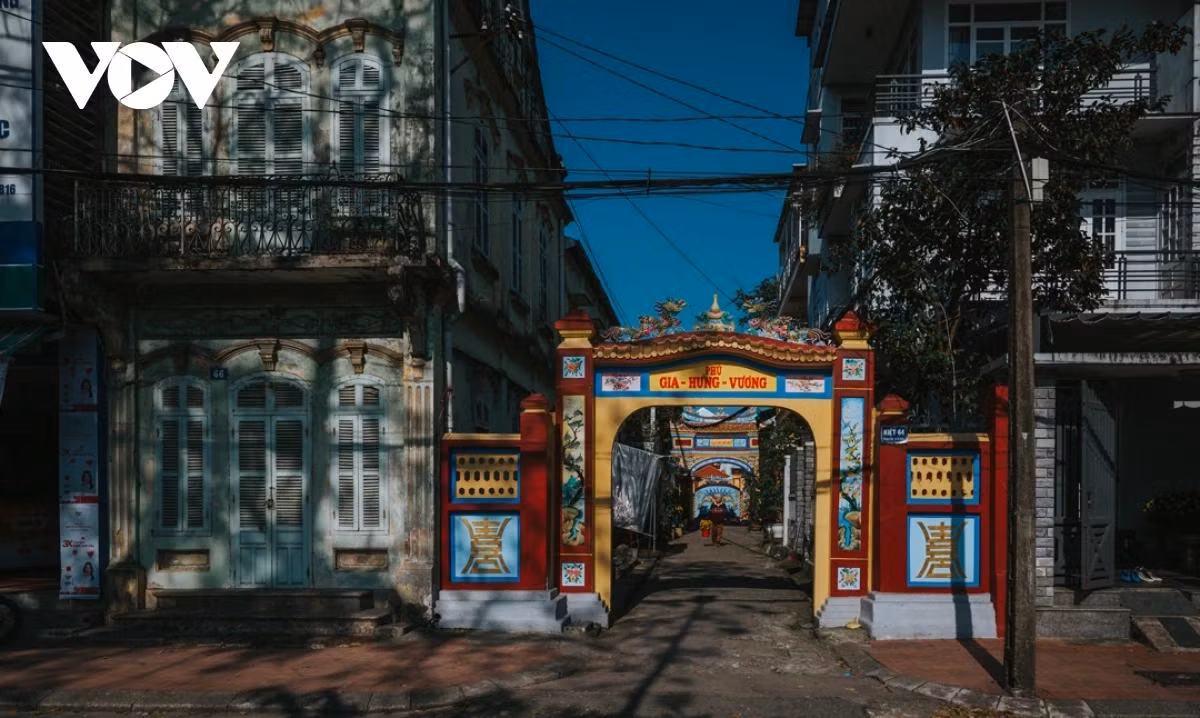 Avec une combinaison harmonieuse de paysage naturel et de valeurs historiques et culturelles, l’ancienne rue de Bach Dang est une destination à ne pas manquer lors de votre visite dans la ville de Huê, offrant aux visiteurs des expériences inoubliables d'une terre riche en traditions et en poésie.