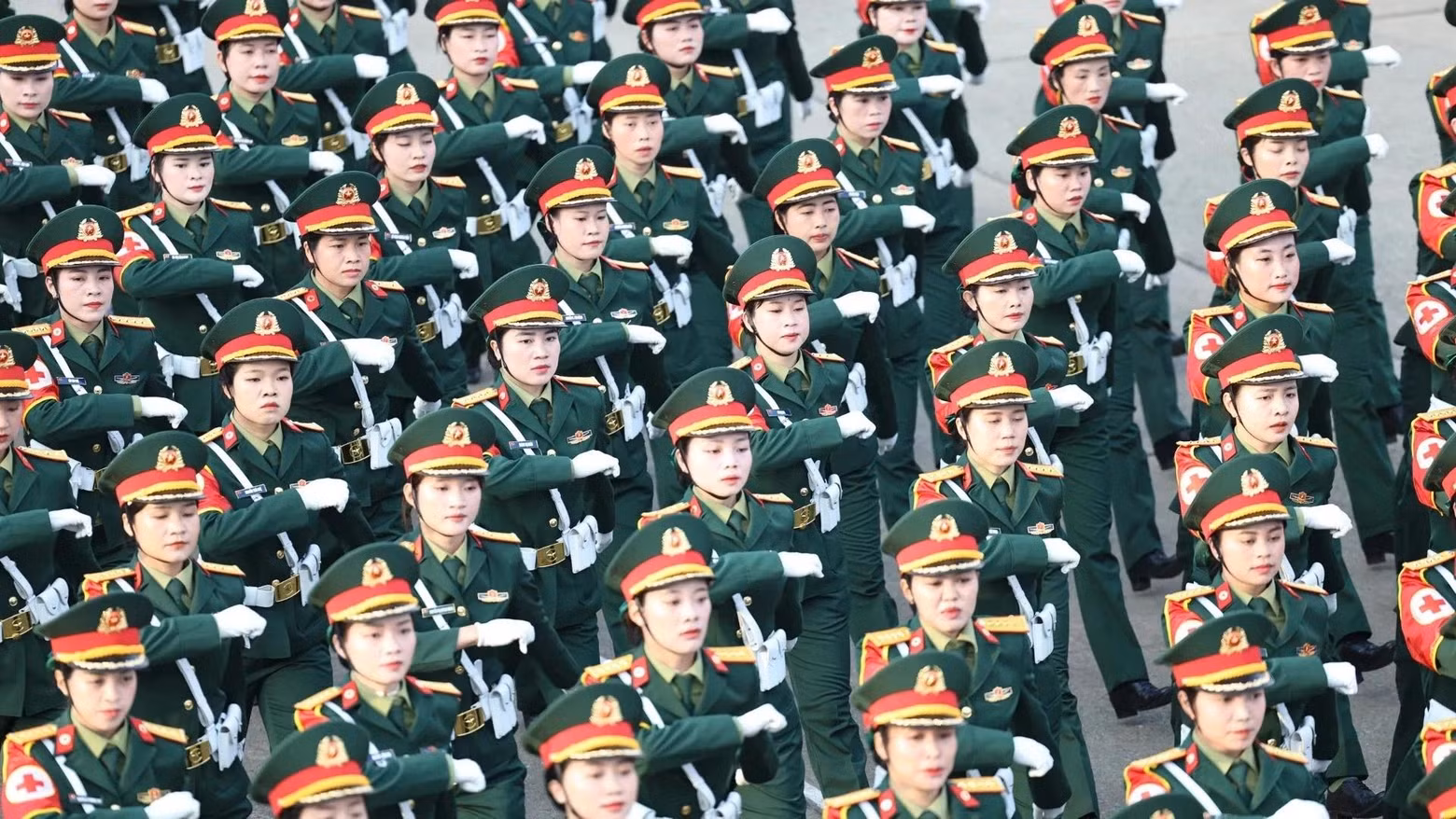 Des femmes médecins militaires lors d'une séance d’entraînement des 36 forces armées participant au défilé célébrant le 50e anniversaire de la Libération du Sud et de la Réunification nationale (30 avril 1975 - 30 avril 2025), le 16 avril 2025 à l'aéroport de Bien Hoa (Dong Nai). Photo : NDEL