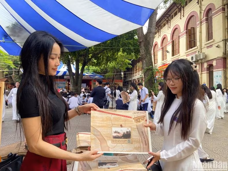 Le journal Nhân Dân a offert 500 exemplaires de sa publication spéciale sur la campagne Hô Chi Minh aux enseignants et aux élèves du lycée Tran Phu. Photo : NDEL Le journal Nhân Dân a offert 500 exemplaires de sa publication spéciale sur la campagne Hô Chi Minh aux enseignants et aux élèves du lycée Tran Phu. Photo : NDEL