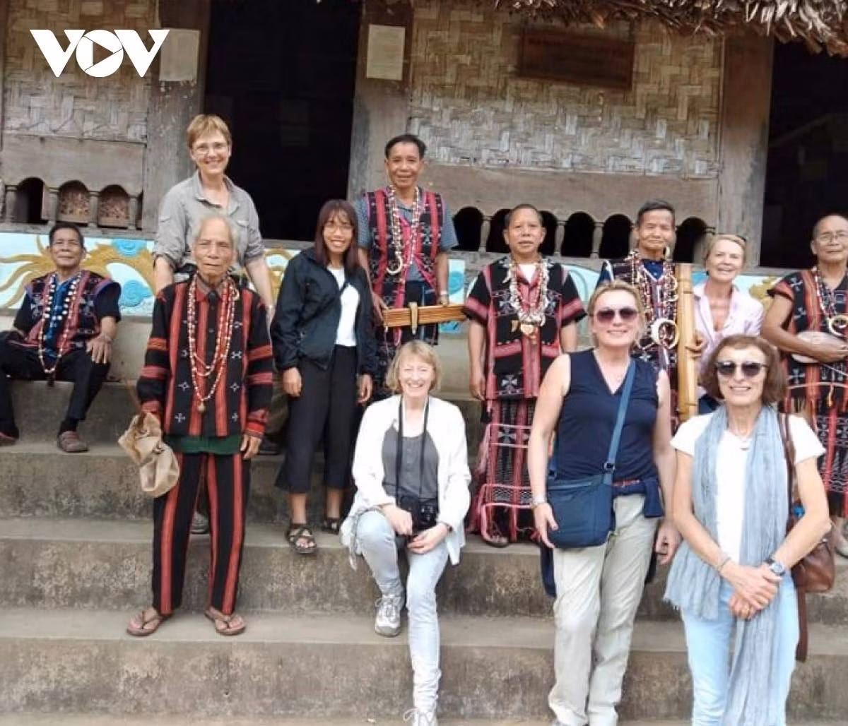 Des touristes étrangers découvrent le village touristique communautaire du district de Dong Giang. Photo : VOV.