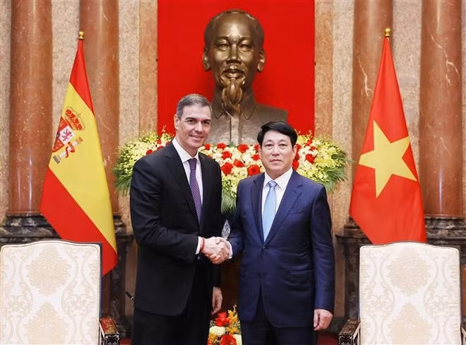 Le président Luong Cuong (droite) reçoit le Premier ministre espagnol Pedro Sánchez. Photo: VNA. Le président Luong Cuong (droite) reçoit le Premier ministre espagnol Pedro Sánchez. Photo: VNA.