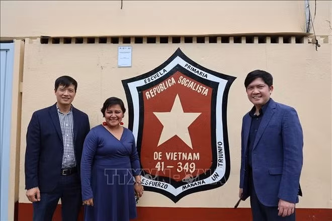 Marisol Nolasco Najera, directrice de l’Escuela Primaria Republica Socialista de Vietnam, pose avec des diplomates de l’ambassade du Vietnam au Mexique. Photo: VNA