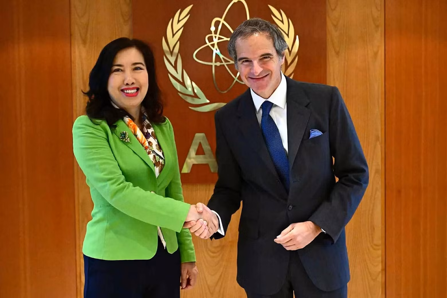 La vice-ministre Le Thi Thu Hang (à gauche) et le directeur général de l'AIEA, Rafael Mariano Grossi. Photo : baoquocte.vn La vice-ministre Le Thi Thu Hang (à gauche) et le directeur général de l'AIEA, Rafael Mariano Grossi. Photo : baoquocte.vn