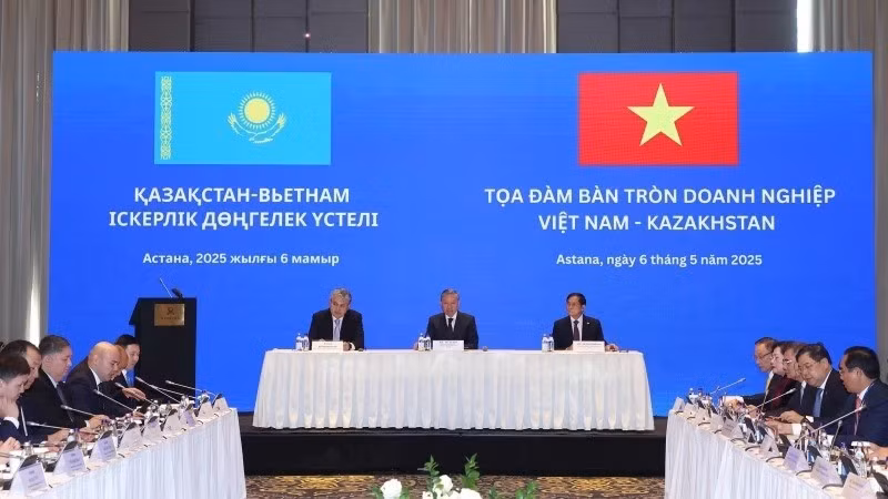 Table ronde réunissant des entreprises du Vietnam et du Kazakhstan. Photo : VNA.