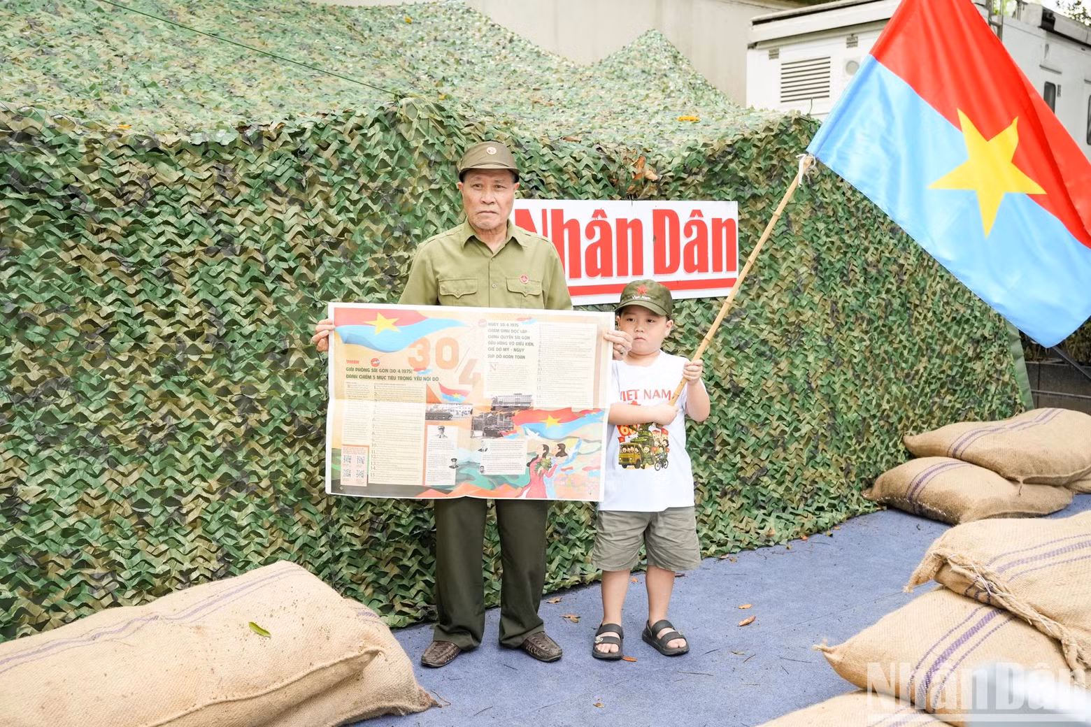 Le grand-père et le petit-fils, deux générations qui partagent le même patriotisme.
