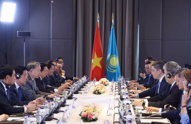 Entrevue entre le secrétaire général du Parti communiste du Vietnam, To Lam et le président du Mazhilis, Yerlan Koshanov, à Astana, le 6 mai 2025. Photo : VNA.