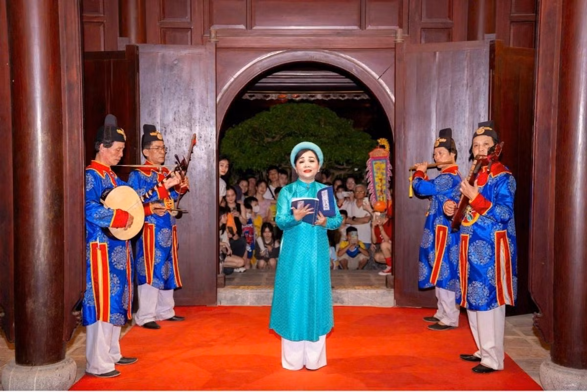 Une chanteuse de cour interprète « Ngự Hương trà ngát hoàng cung ». Une chanteuse de cour interprète « Ngự Hương trà ngát hoàng cung ».