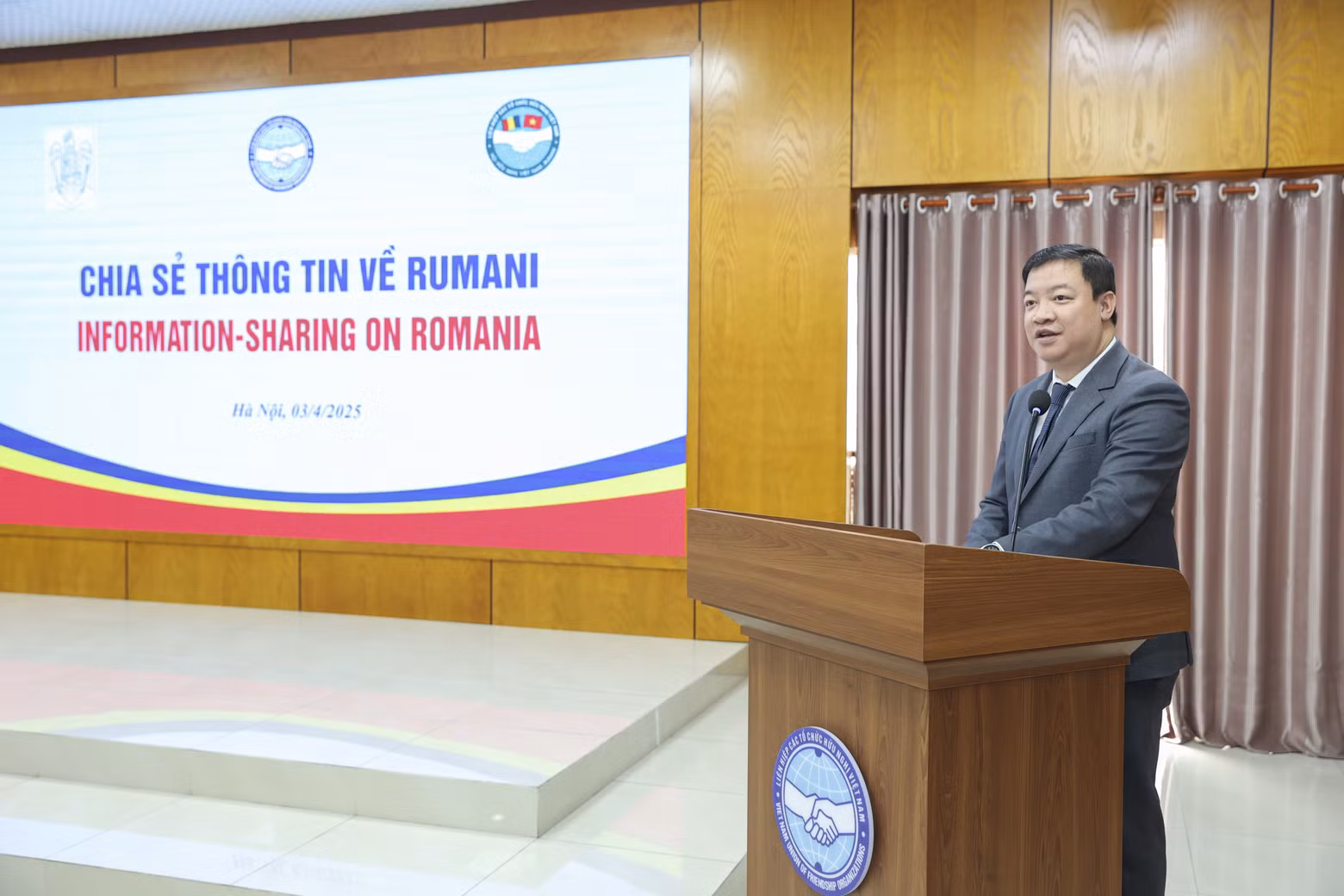 Nguyen Ngoc Hung, vice-président de l’Union des organisations d’amitié du Vietnam, prend la parole lors de la rencontre. Photo : thoidai.