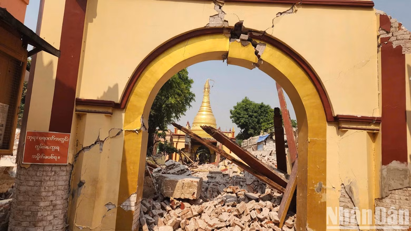 Le séisme du 28 mars a provoqué l’effondrement total de la structure arrière de cette magnifique pagode. Le séisme du 28 mars a provoqué l’effondrement total de la structure arrière de cette magnifique pagode.