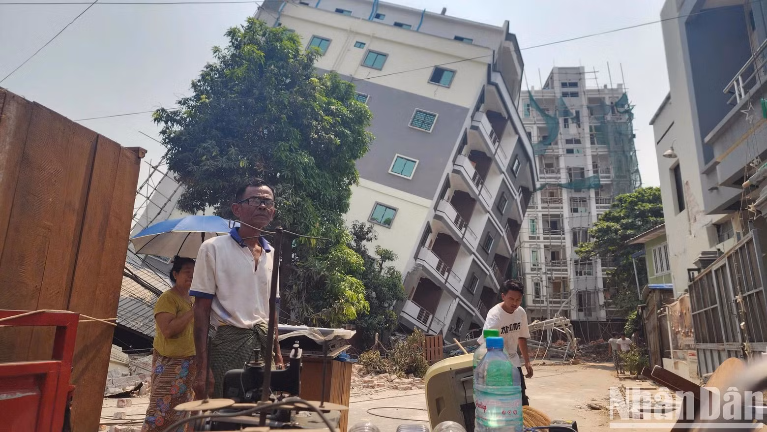 De nombreux habitants sont également retournés chez eux aujourd’hui, tentant de récupérer ce qu’il reste. « Je sais que c’est dangereux, mais tout notre argent, tous nos biens sont encore là », confie U Chit Ko Ko, un résident de la rue 35C à Mandalay. De nombreux habitants sont également retournés chez eux aujourd’hui, tentant de récupérer ce qu’il reste. « Je sais que c’est dangereux, mais tout notre argent, tous nos biens sont encore là », confie U Chit Ko Ko, un résident de la rue 35C à Mandalay.
