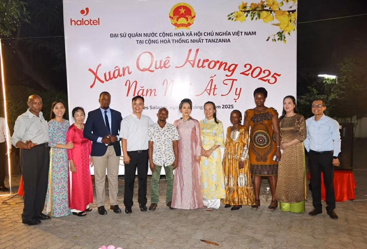 Le personnel de l’ambassade du Vietnam en Tanzanie lors du programme « Printemps au Pays natal 2025 ». Photo : Ambassade du Vietnam en Tanzanie. Le personnel de l’ambassade du Vietnam en Tanzanie lors du programme « Printemps au Pays natal 2025 ». Photo : Ambassade du Vietnam en Tanzanie.
