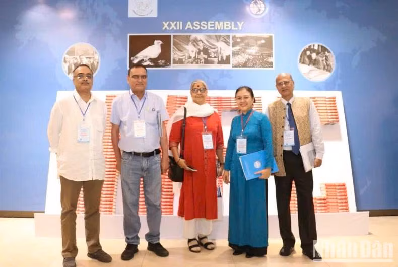 M. Pallab Sengupta (tout à droite) pose pour une photo avec les délégués participants au 22e Congrès du Conseil mondial de la paix, qui s’est tenu en novembre 2022 à Hanoï.