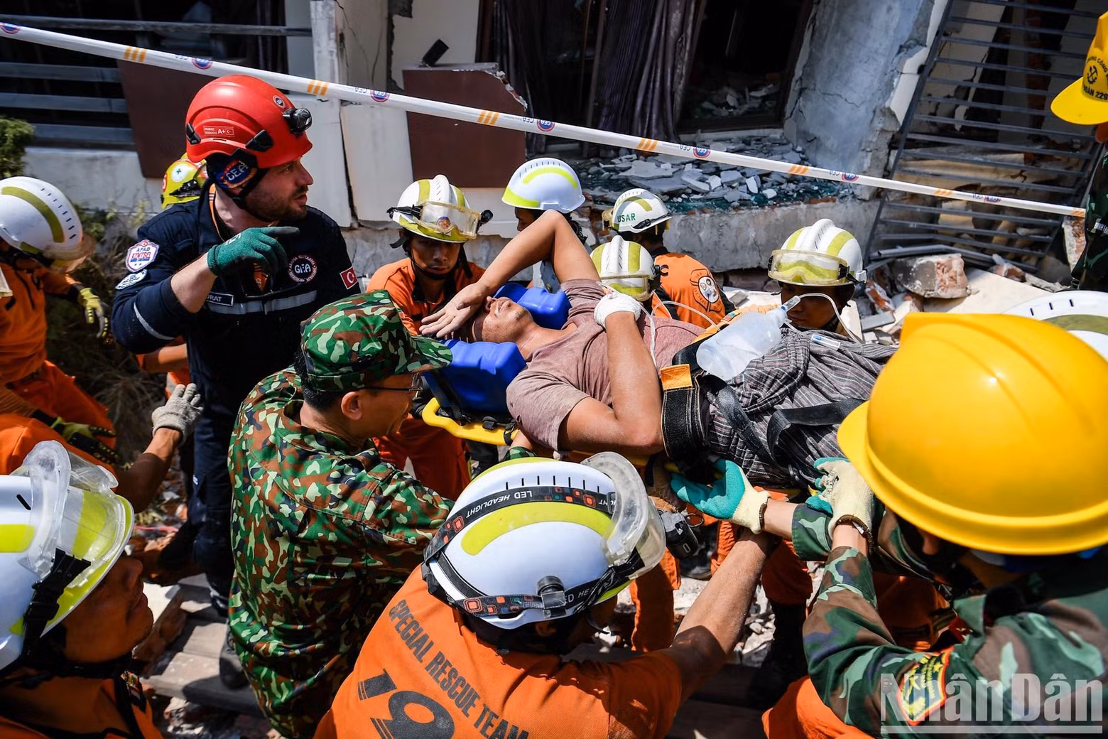 Les soldats vietnamiens et les forces de secours internationales ont réussi à sortir les victimes des décombres après 124 heures de piégeage.
