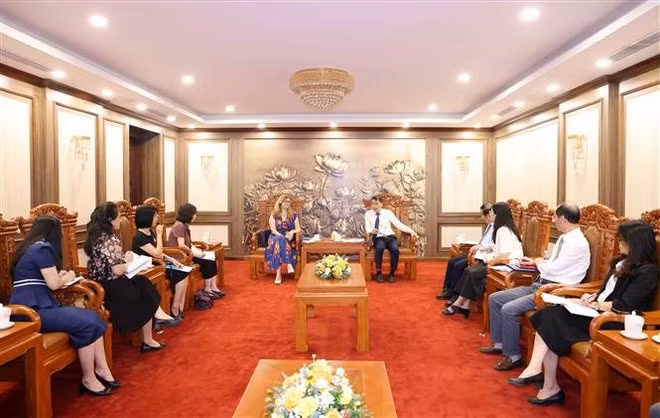 Une vision de la séance de travail, à Hanoi, le 22 avril. Photo: VNA Une vision de la séance de travail, à Hanoi, le 22 avril. Photo: VNA