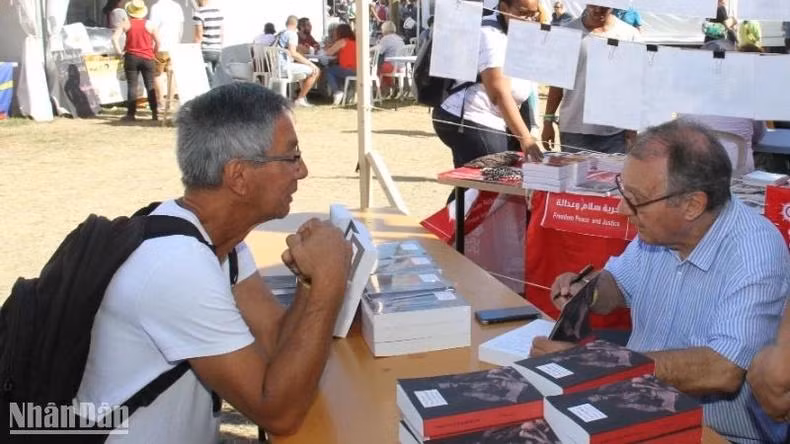 M. Alain Ruscio (à droite) a consacré de nombreuses années à l'étude de l'histoire du Vietnam, écrivant plusieurs ouvrages mettant en lumière l'esprit patriotique et solidaire du peuple vietnamien à travers les luttes de résistance contre les envahisseurs étrangers, notamment lors de la Révolution d'Août 1945, de la victoire de Diên Biên Phu, et de la libération du Sud menant à la réunification nationale. M. Alain Ruscio (à droite) a consacré de nombreuses années à l'étude de l'histoire du Vietnam, écrivant plusieurs ouvrages mettant en lumière l'esprit patriotique et solidaire du peuple vietnamien à travers les luttes de résistance contre les envahisseurs étrangers, notamment lors de la Révolution d'Août 1945, de la victoire de Diên Biên Phu, et de la libération du Sud menant à la réunification nationale.