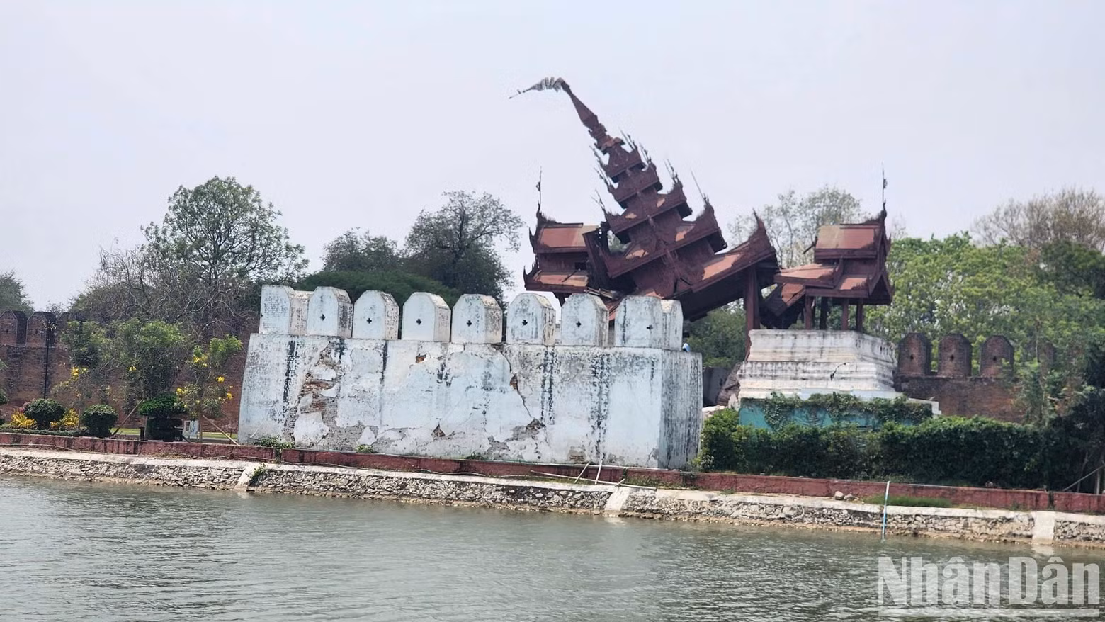 Une partie du Palais royal de Mandalay a été gravement endommagée. Une partie du Palais royal de Mandalay a été gravement endommagée.