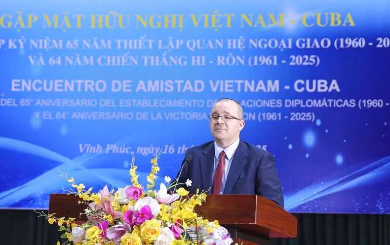 La vice-ambassadrice de Cuba au Vietnam, Joy Puentes Saldise, prenant la parole lors de la rencontre. Photo : VUFO