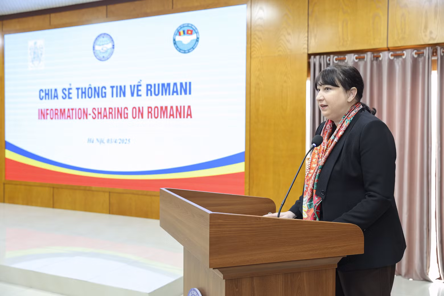 L’ambassadrice de Roumanie au Vietnam, Mme Cristina Romila, a mis en avant le rôle central de la diplomatie populaire qui ouvre de nouveaux champs de coopération dans divers domaines. Photo : thoidai.