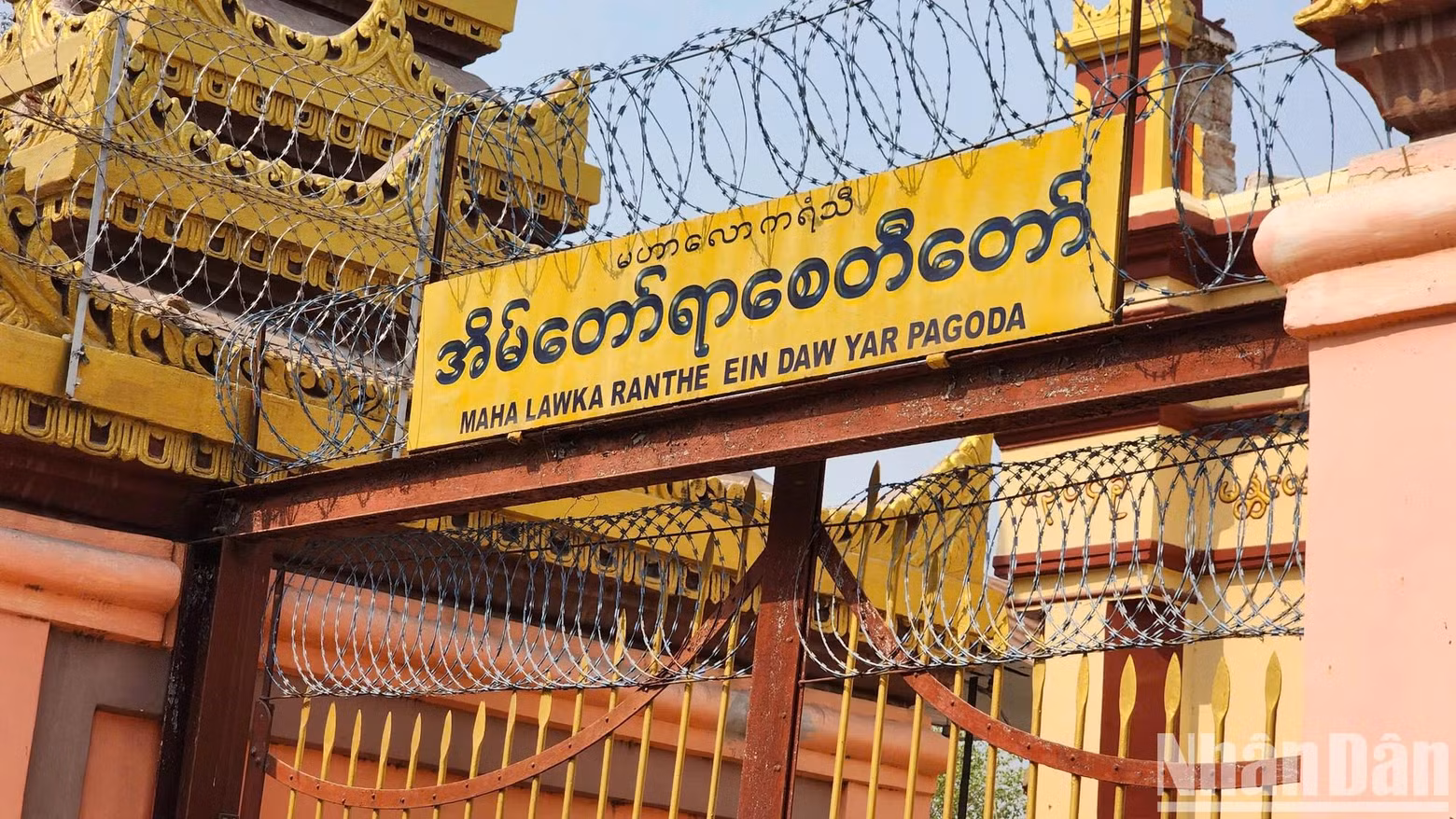 Ce ne sont pas seulement les immeubles qui se sont effondrés : de nombreuses pagodes célèbres de l’ancienne capitale Mandalay ont également subi d’importants dégâts. La porte arrière de la pagode Maha Lawka Ranthe Ein Daw Yar — un édifice vieux de 140 ans — a été entièrement détruite. Ce ne sont pas seulement les immeubles qui se sont effondrés : de nombreuses pagodes célèbres de l’ancienne capitale Mandalay ont également subi d’importants dégâts. La porte arrière de la pagode Maha Lawka Ranthe Ein Daw Yar — un édifice vieux de 140 ans — a été entièrement détruite.