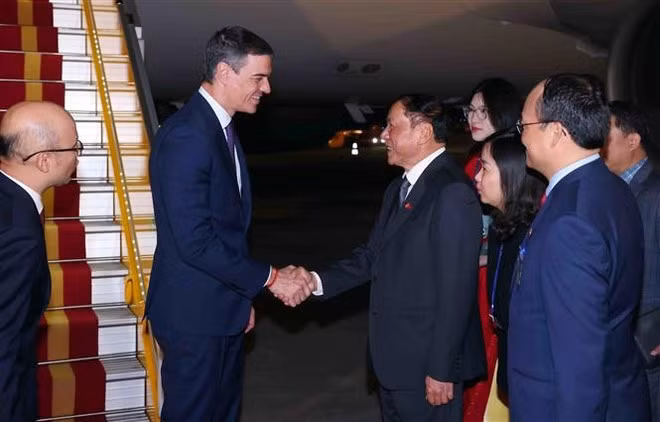 À sa descente d'avion, le Premier ministre espagnol Pedro Sánchez a été accueilli au pied de la passerelle par le ministre de la Culture, des Sports et du Tourisme Nguyên Van Hung. Photo: VNA