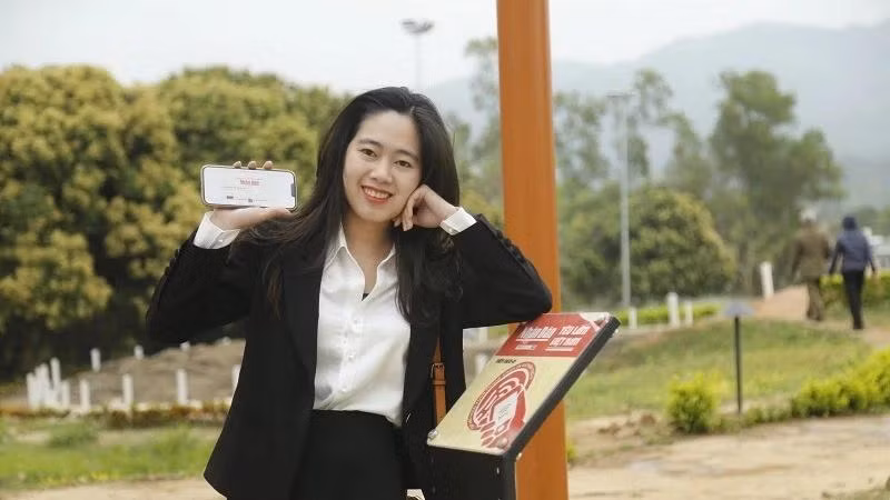Mai Hai Yen partage un moment où elle accède aux informations du site via le panneau NFC du projet « Yêu lắm Việt Nam », mis en place par le journal Nhân Dân.