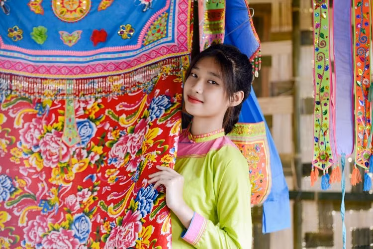Les costumes traditionnels des filles de l’ethnie Giáy ont des motifs simples et des couleurs douces. Photo : baodantoc.vn