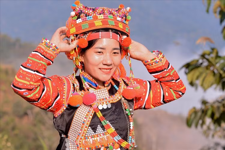 Le portrait d’une femme de l’ethnie Hà Nhì resplendit dans les tons rouge orangé. Photo : baodantoc.vn